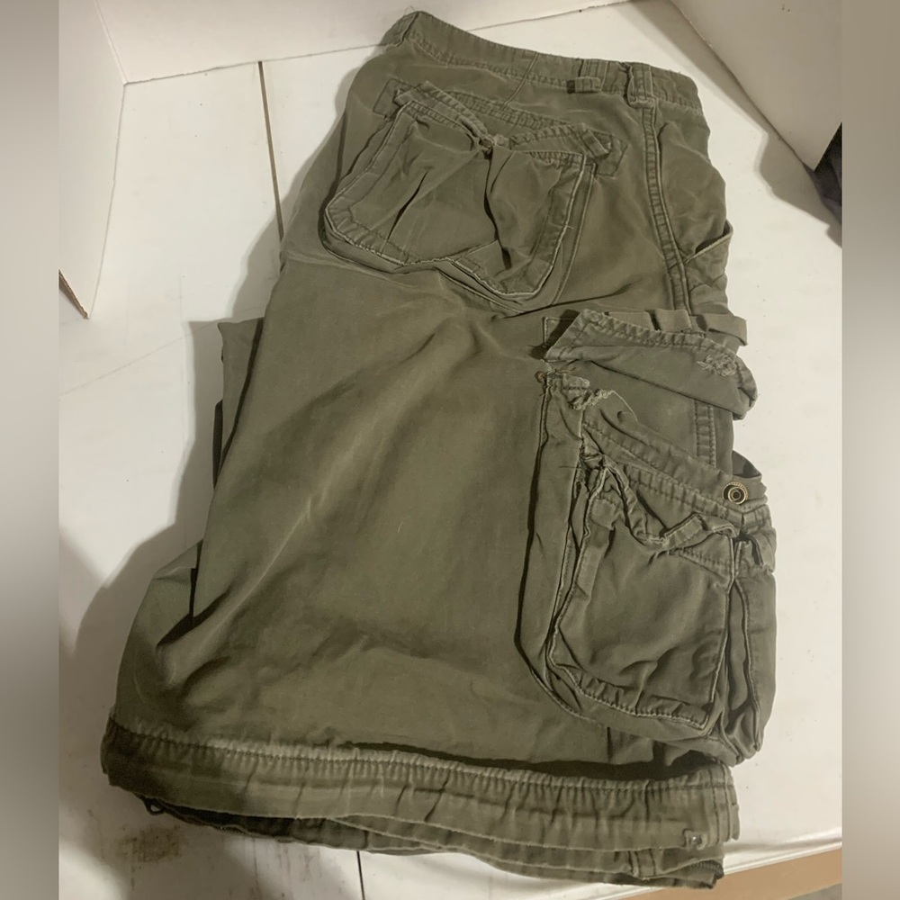 MENS ARMY GREEN SHORTS SIZE 34